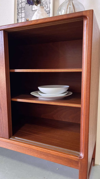 
                  
                    Teak sideboard schuifdeuren - LOUI.STORE
                  
                