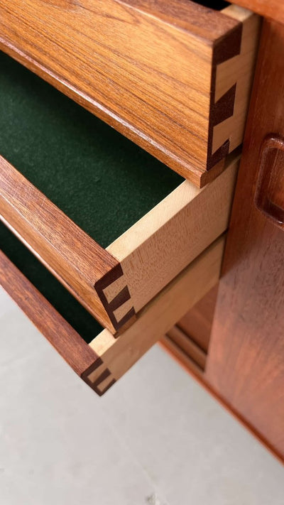 
                  
                    Teak sideboard schuifdeurtjes - LOUI.STORE
                  
                