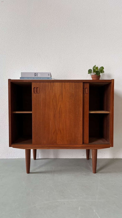 
                  
                    Teak sideboard schuifdeurtjes - LOUI.STORE
                  
                