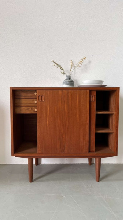 
                  
                    Teak sideboard schuifdeurtjes - LOUI.STORE
                  
                