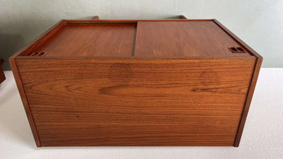 
                  
                    Teak sideboard schuifdeurtjes - LOUI.STORE
                  
                