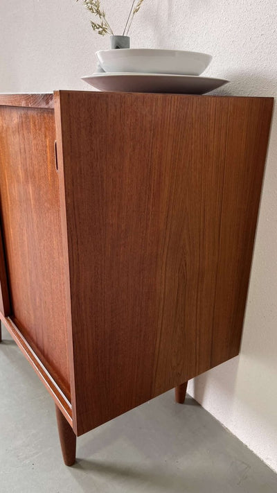 
                  
                    Teak sideboard schuifdeurtjes - LOUI.STORE
                  
                