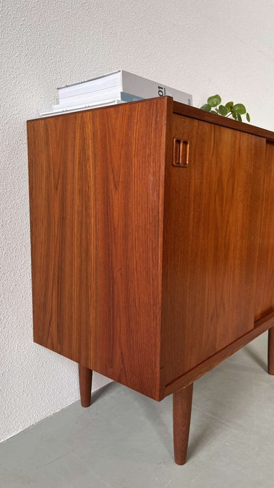 
                  
                    Teak sideboard schuifdeurtjes - LOUI.STORE
                  
                