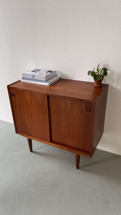
                  
                    Teak sideboard schuifdeurtjes - LOUI.STORE
                  
                