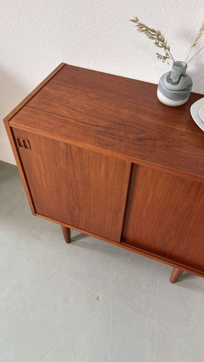
                  
                    Teak sideboard schuifdeurtjes - LOUI.STORE
                  
                
