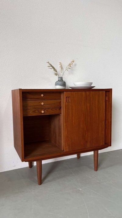 
                  
                    Teak sideboard schuifdeurtjes - LOUI.STORE
                  
                