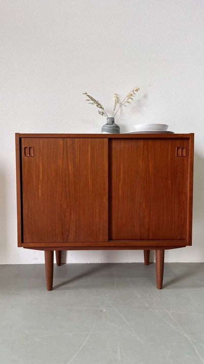 
                  
                    Teak sideboard schuifdeurtjes - LOUI.STORE
                  
                