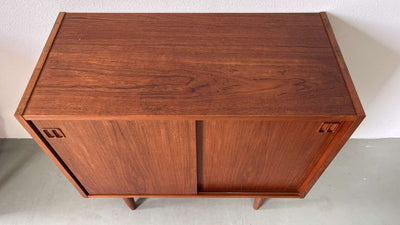 
                  
                    Teak sideboard schuifdeurtjes - LOUI.STORE
                  
                