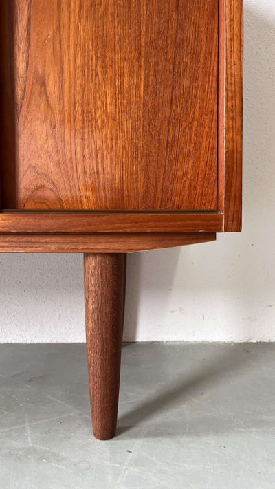 
                  
                    Teak sideboard schuifdeurtjes - LOUI.STORE
                  
                