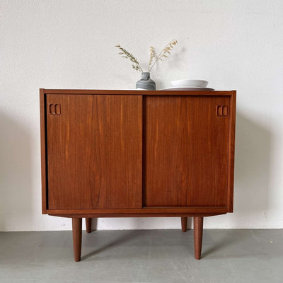 
                  
                    Teak sideboard schuifdeurtjes - LOUI.STORE
                  
                