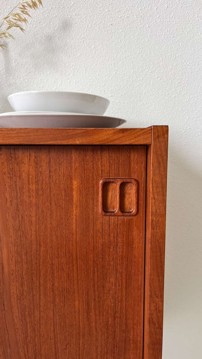 
                  
                    Teak sideboard schuifdeurtjes - LOUI.STORE
                  
                