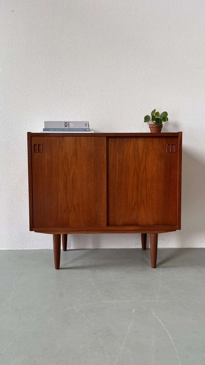 
                  
                    Teak sideboard schuifdeurtjes - LOUI.STORE
                  
                