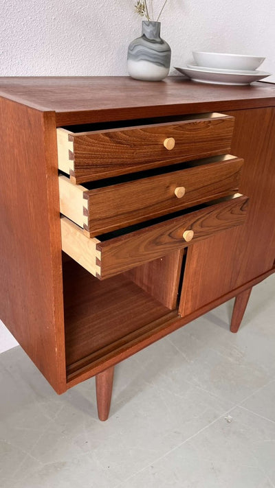 
                  
                    Teak sideboard schuifdeurtjes - LOUI.STORE
                  
                