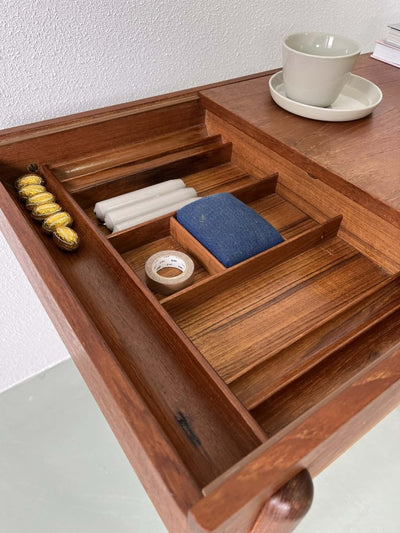 
                  
                    Teak tafeltje met vakken - LOUI.STORE
                  
                