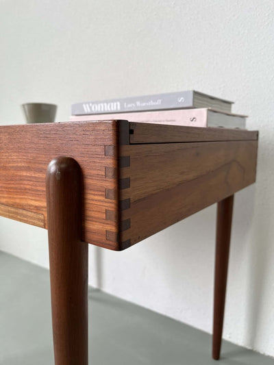 
                  
                    Teak tafeltje met vakken - LOUI.STORE
                  
                