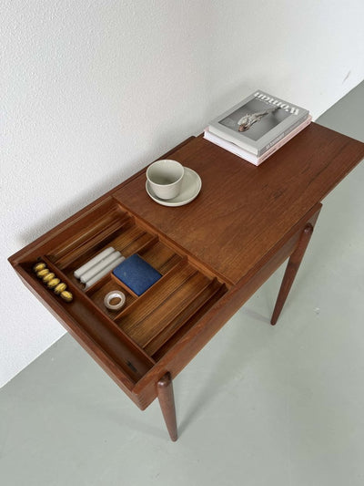 
                  
                    Teak tafeltje met vakken - LOUI.STORE
                  
                