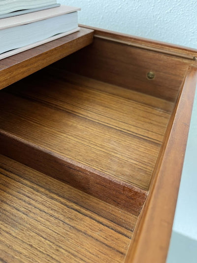 
                  
                    Teak tafeltje met vakken - LOUI.STORE
                  
                