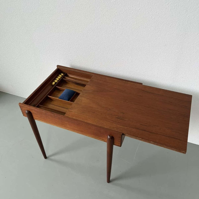 Teak tafeltje met vakken - LOUI.STORE