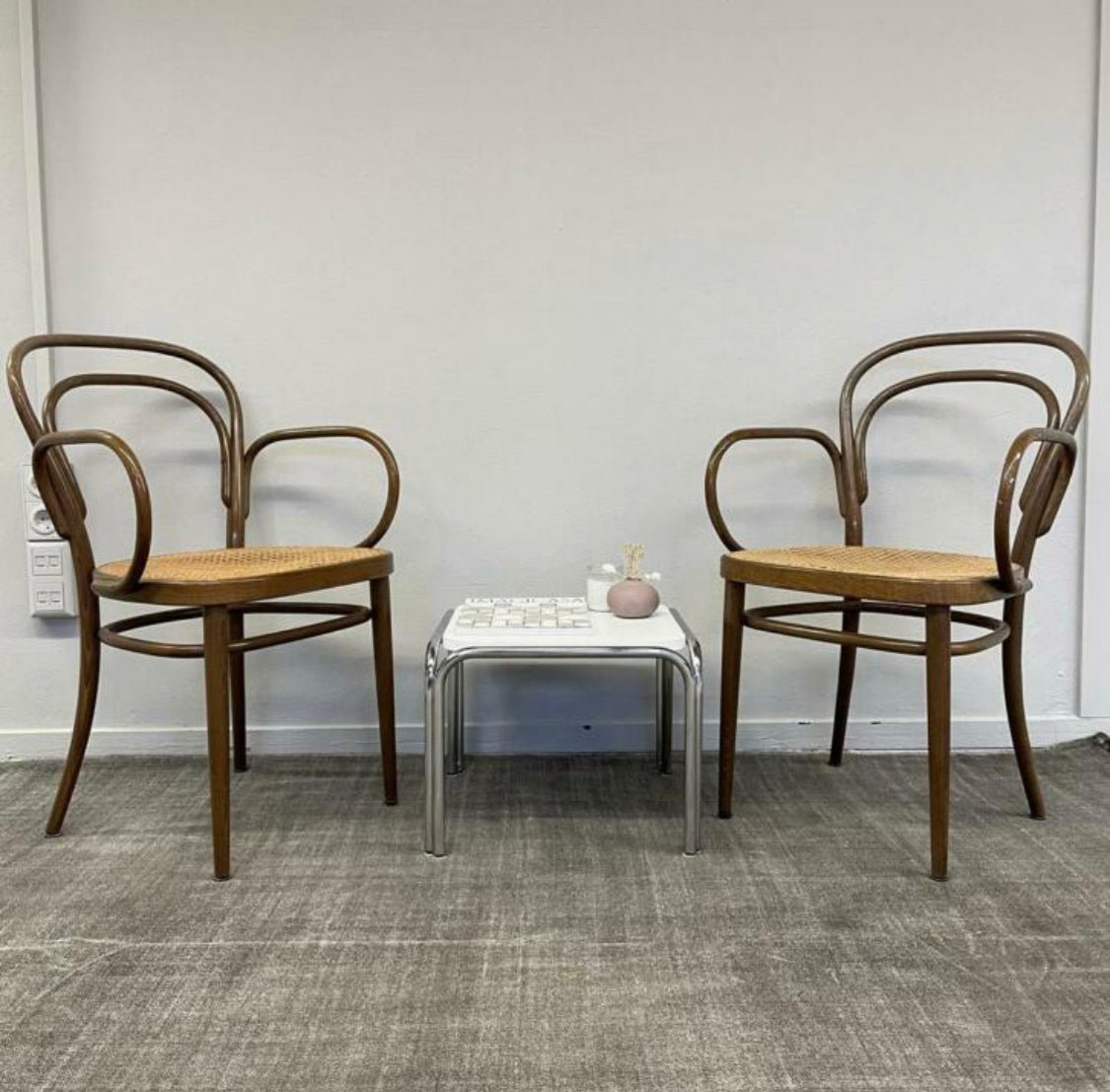 
                  
                    Thonet stoelen - LOUI.STORE
                  
                