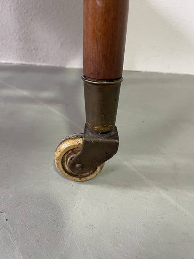 
                  
                    Trolley (bijzettafel) in teak met rek - LOUI.STORE
                  
                