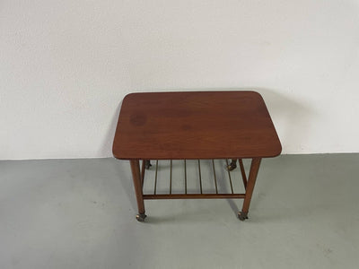 
                  
                    Trolley (bijzettafel) in teak met rek - LOUI.STORE
                  
                