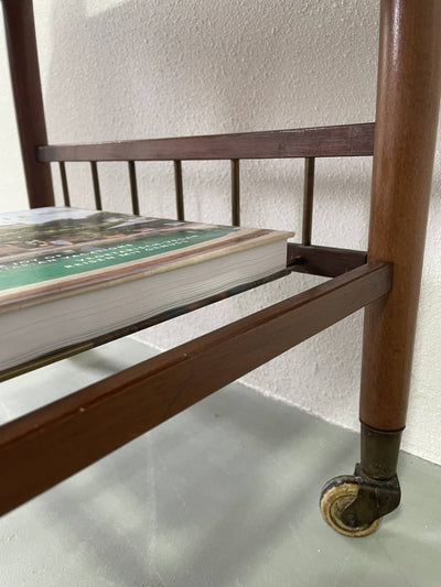 
                  
                    Trolley (bijzettafel) in teak met rek - LOUI.STORE
                  
                