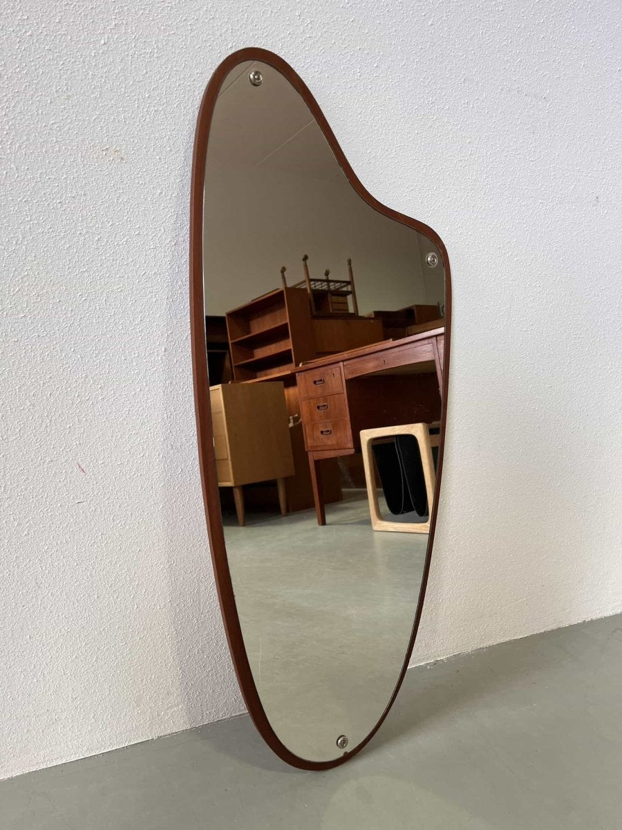 
                  
                    Vintage a-symmetrische spiegel - LOUI.STORE
                  
                