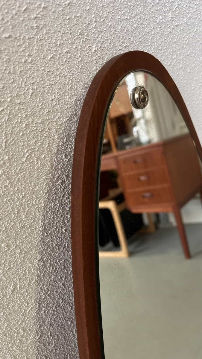 
                  
                    Vintage a-symmetrische spiegel - LOUI.STORE
                  
                