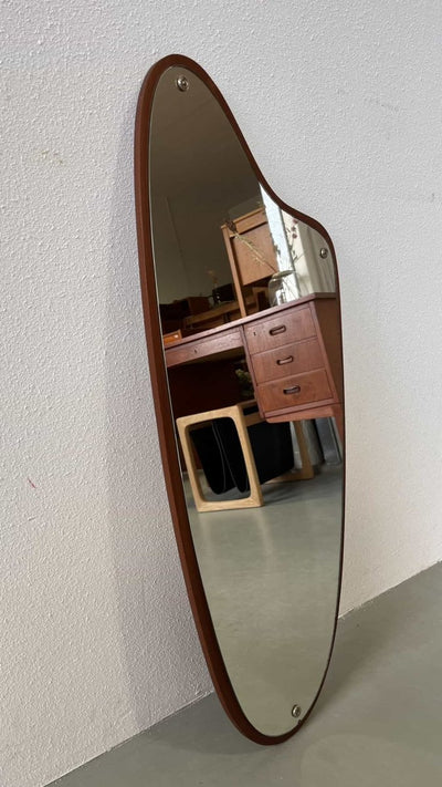 
                  
                    Vintage a-symmetrische spiegel - LOUI.STORE
                  
                