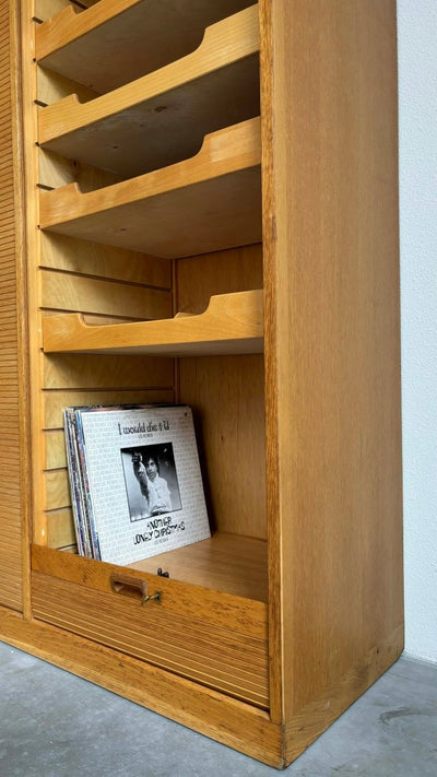 
                  
                    Vintage archiefkast tambour - LOUI.STORE
                  
                
