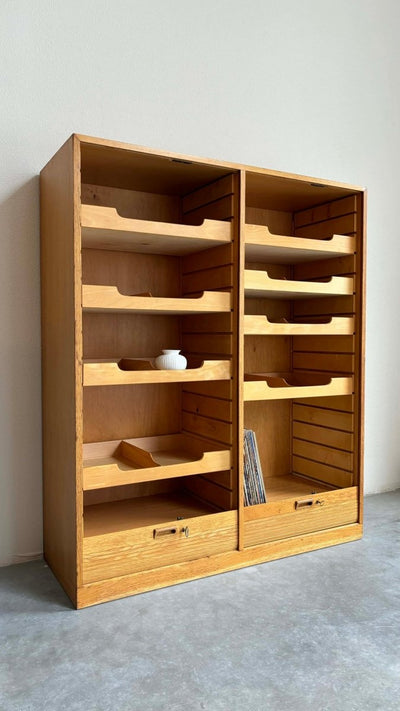 
                  
                    Vintage archiefkast tambour - LOUI.STORE
                  
                