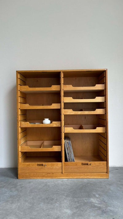 
                  
                    Vintage archiefkast tambour - LOUI.STORE
                  
                