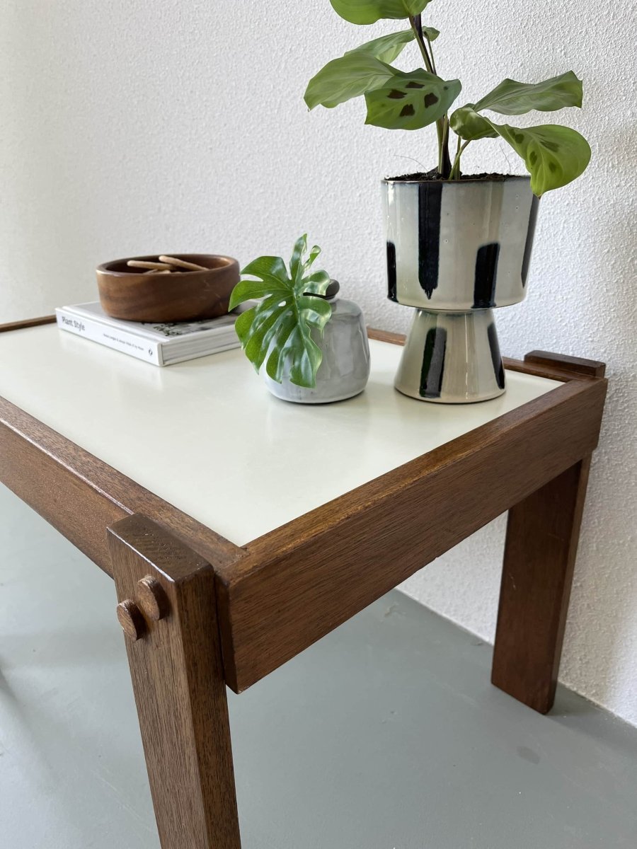 
                  
                    Vintage bijzettafel - LOUI.STORE
                  
                