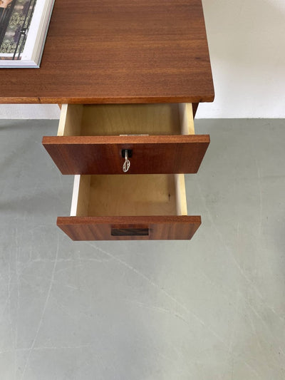 
                  
                    Vintage bureautje teak - LOUI.STORE
                  
                