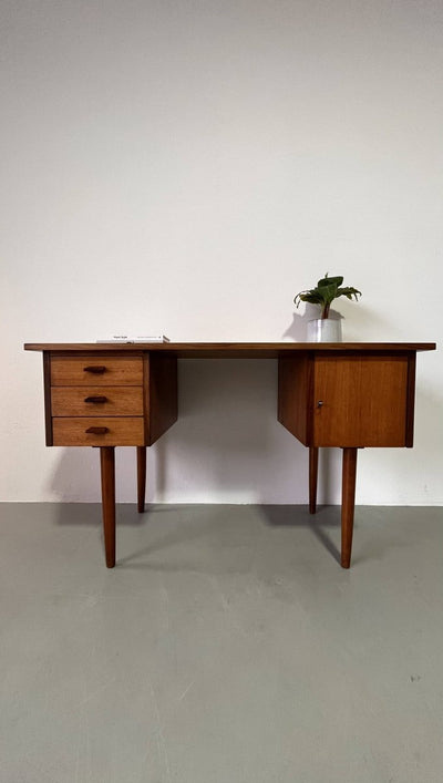 
                  
                    Vintage Deens bureau - LOUI.STORE
                  
                