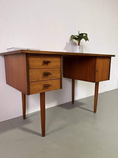 
                  
                    Vintage Deens bureau - LOUI.STORE
                  
                