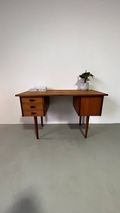 
                  
                    Vintage Deens bureau - LOUI.STORE
                  
                