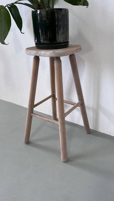 
                  
                    Vintage grenen kruk - LOUI.STORE
                  
                