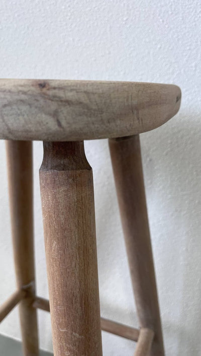 
                  
                    Vintage grenen kruk - LOUI.STORE
                  
                