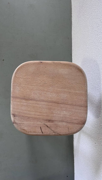 
                  
                    Vintage grenen kruk - LOUI.STORE
                  
                
