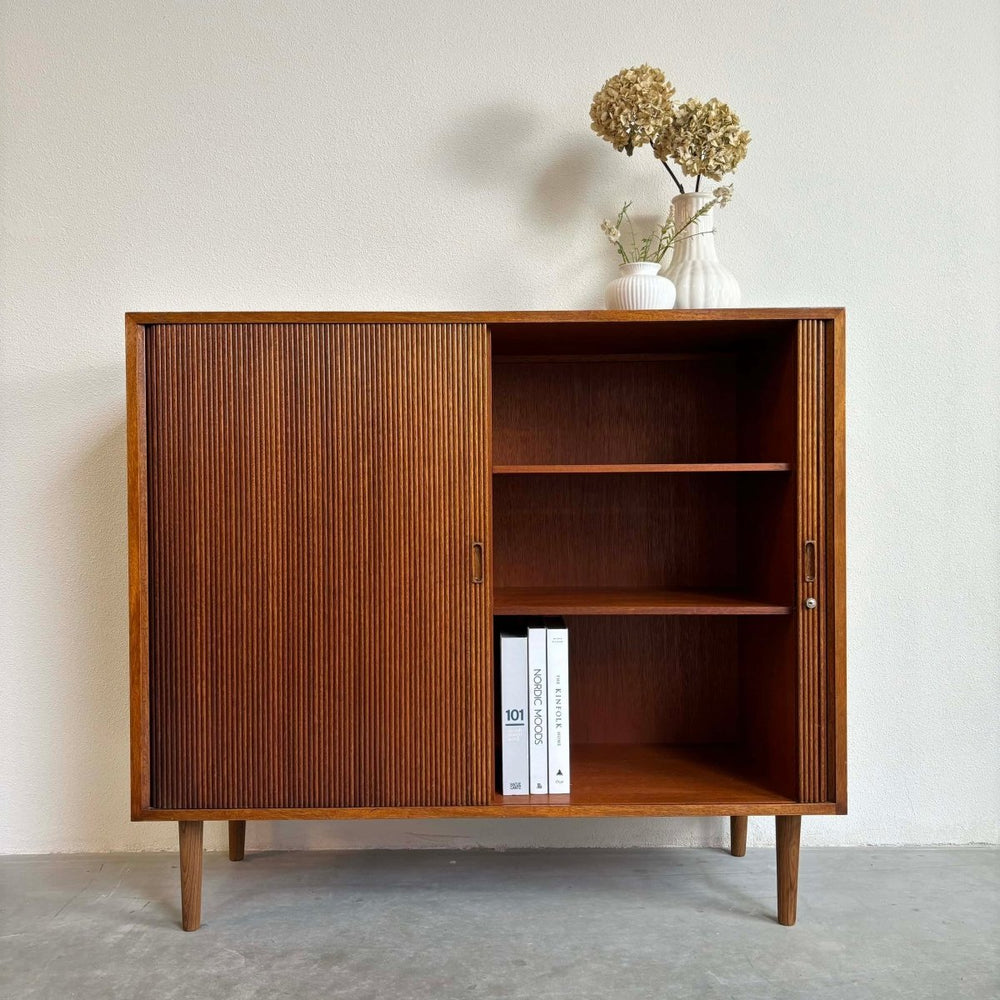 
                  
                    Vintage kast met tambour deur - LOUI.STORE
                  
                