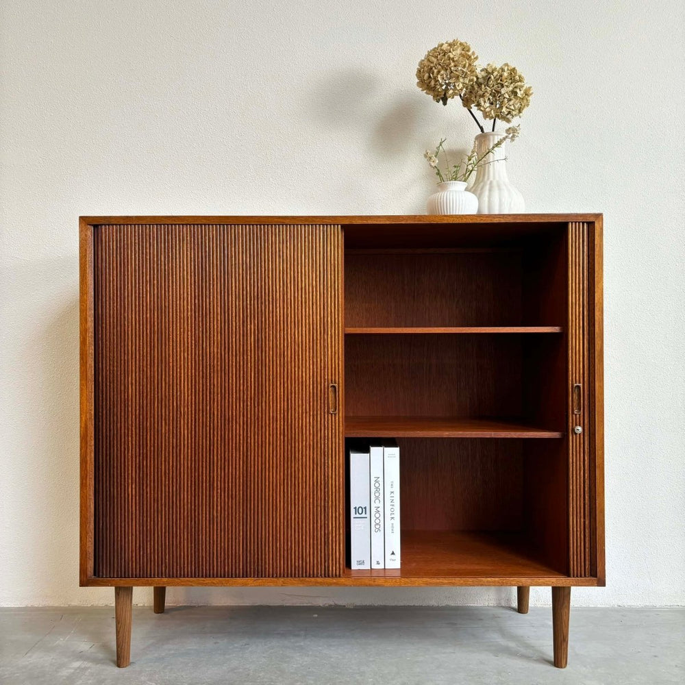 
                  
                    Vintage kast met tambour deur - LOUI.STORE
                  
                