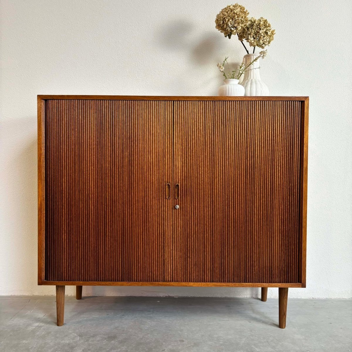 
                  
                    Vintage kast met tambour deur - LOUI.STORE
                  
                