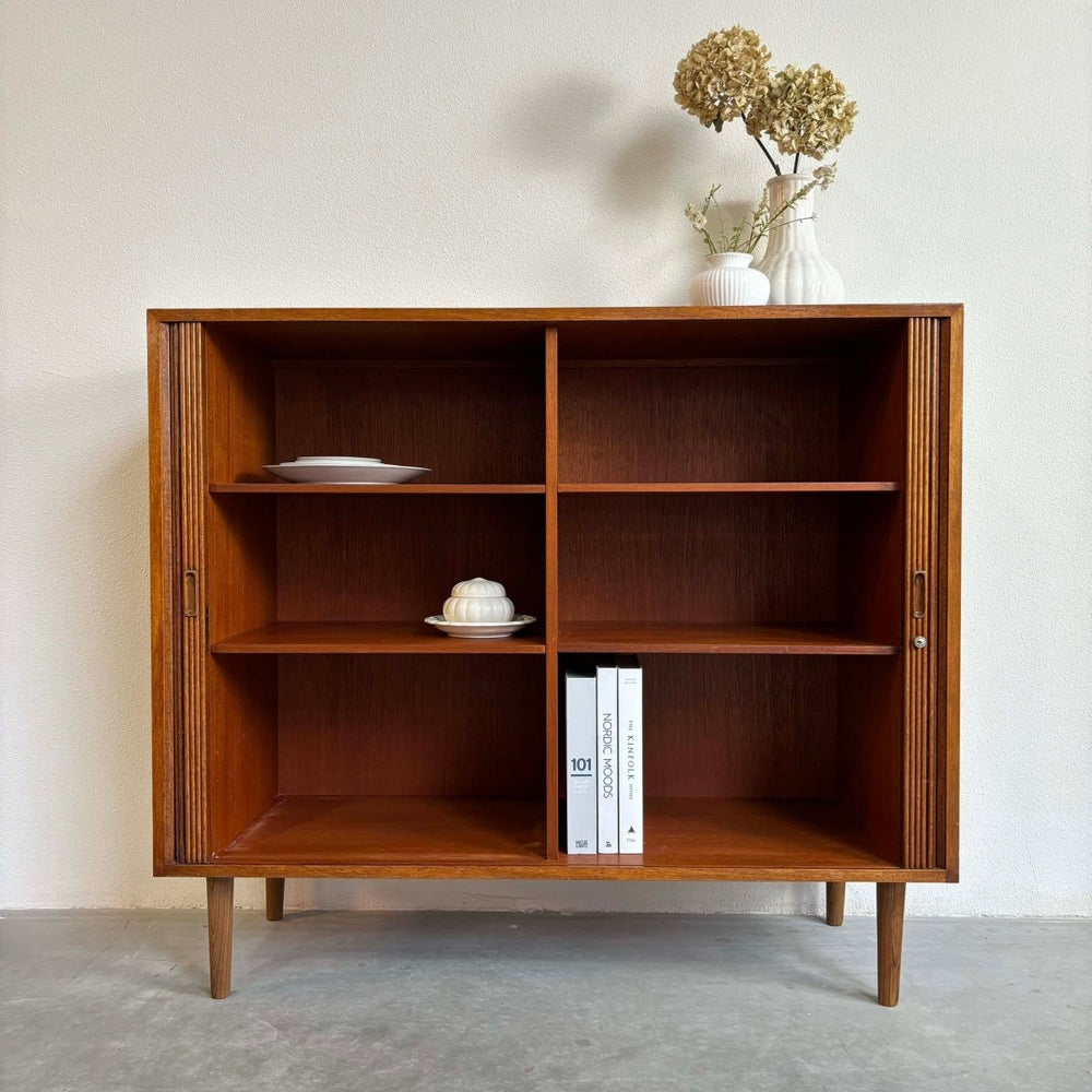 
                  
                    Vintage kast met tambour deur - LOUI.STORE
                  
                