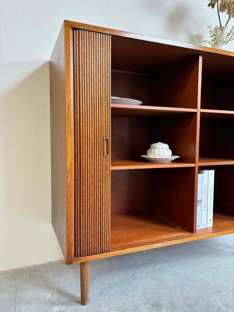 
                  
                    Vintage kast met tambour deur - LOUI.STORE
                  
                