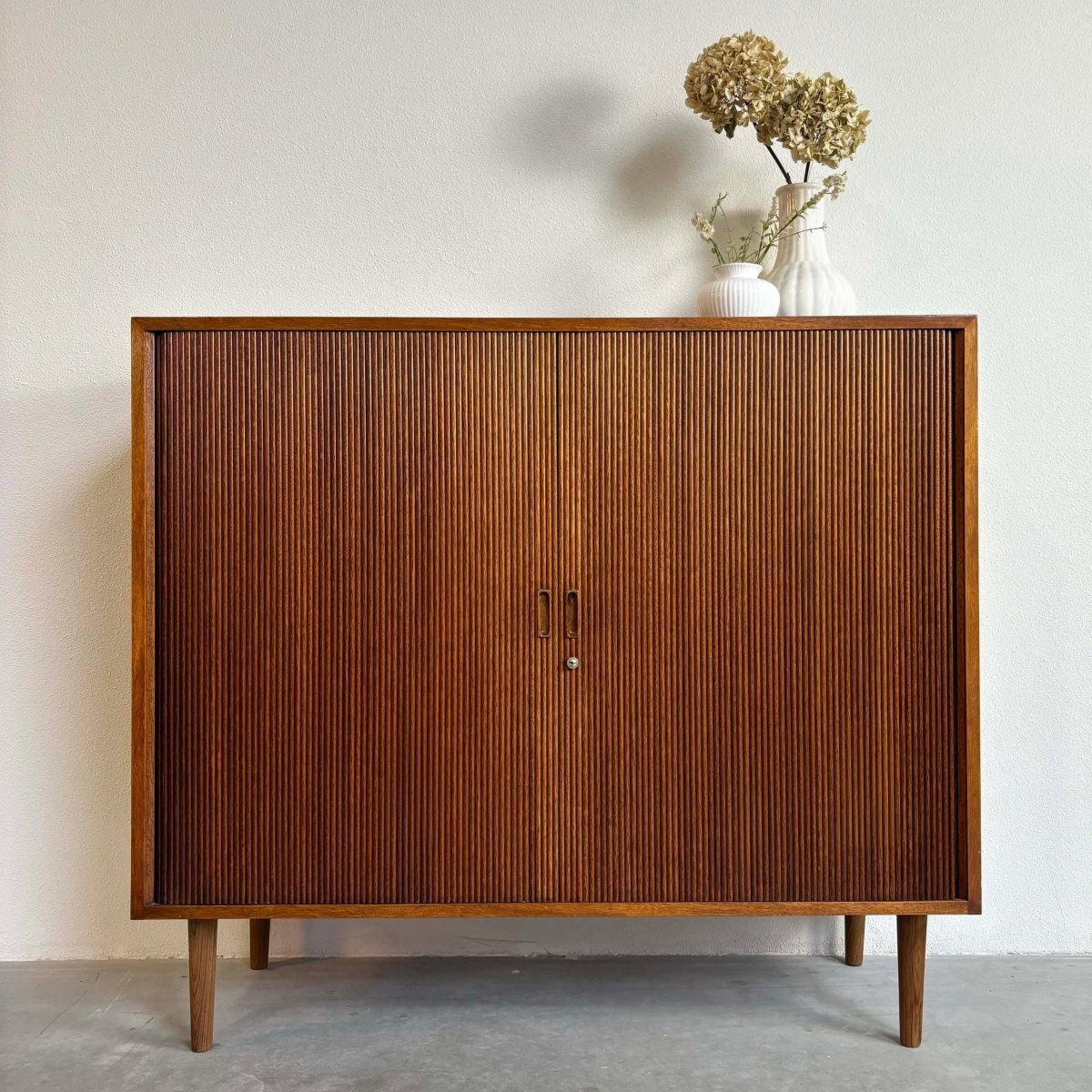 
                  
                    Vintage kast met tambour deur - LOUI.STORE
                  
                