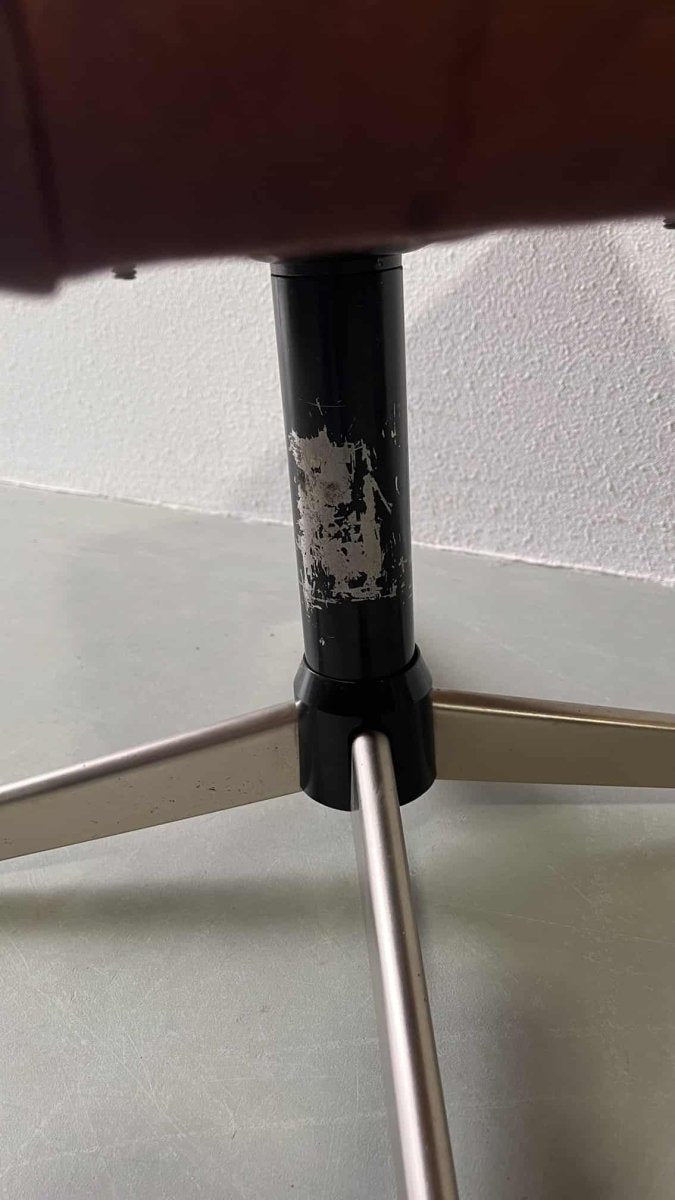 
                  
                    Vintage leren kruk - LOUI.STORE
                  
                