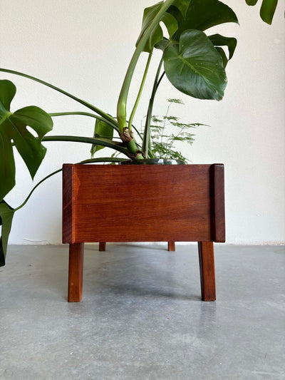 
                  
                    Vintage plantenbak teak - LOUI.STORE
                  
                