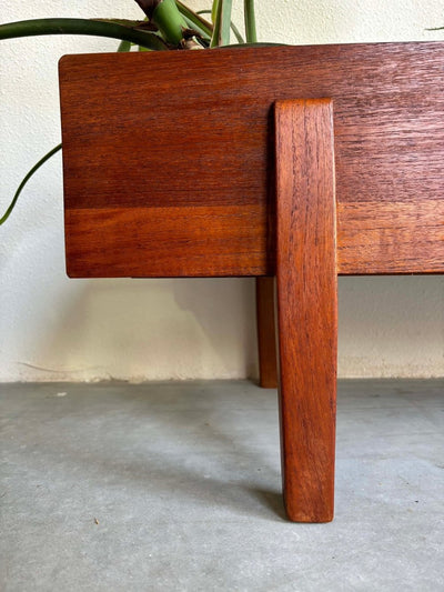 
                  
                    Vintage plantenbak teak - LOUI.STORE
                  
                