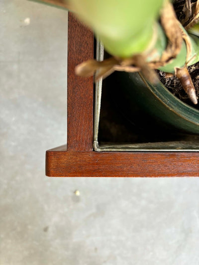 
                  
                    Vintage plantenbak teak - LOUI.STORE
                  
                